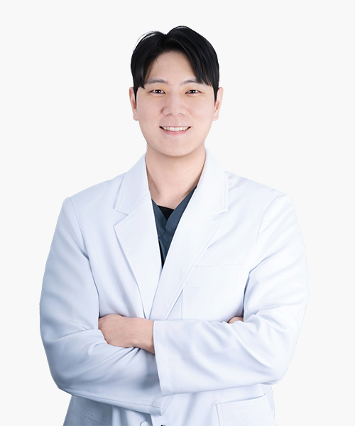 Hyun-kyu Jung, dentist at Digital Happeace Dental Clinic, smiling with arms crossed in a white coat