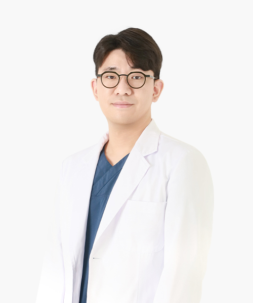 Jin-hong Min, dentist at Digital Happeace Dental Clinic, wearing glasses and a white coat over blue scrubs